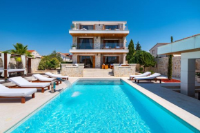 Villa Nena with heated pool, jacuzzi and sauna